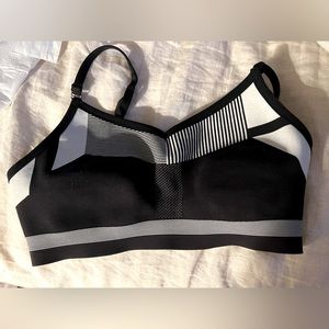 Nike Black & White Sportsbra - Never Worn